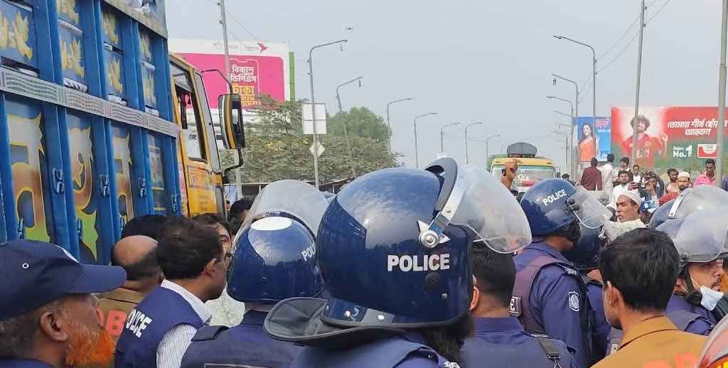 জামালপুরে চেকপোস্টে ট্রাকচাপায় বাবা-ছেলে নিহত, মহাসড়ক অবরোধ