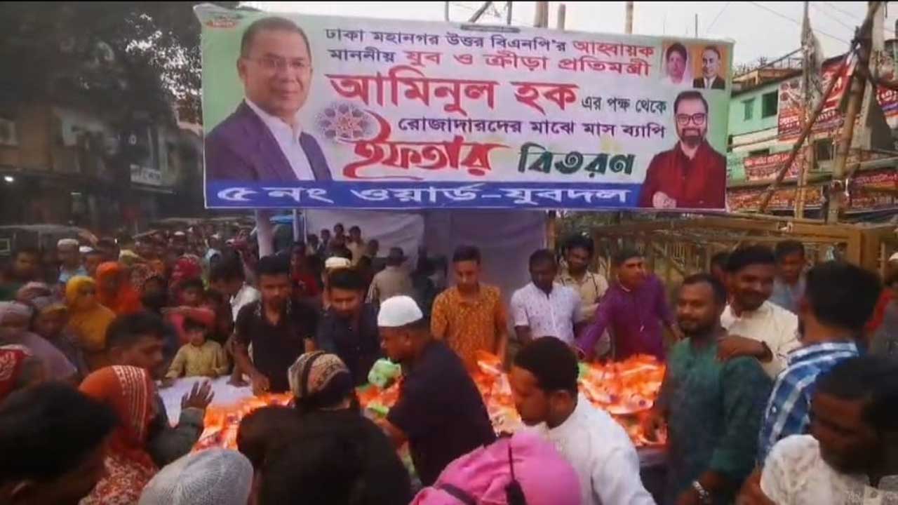 পল্লবীতে মাসব্যাপী ইফতার বিতরণ করছেন আমিনুল হক