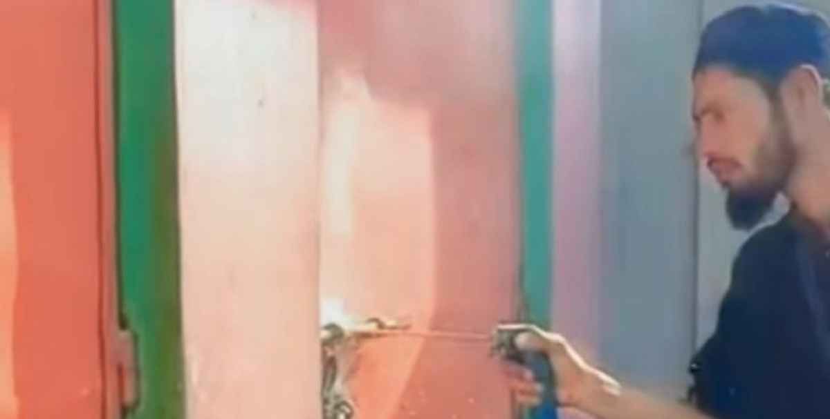 মোংলায় মদের দোকান বন্ধে মুসল্লিদের ঝালাই