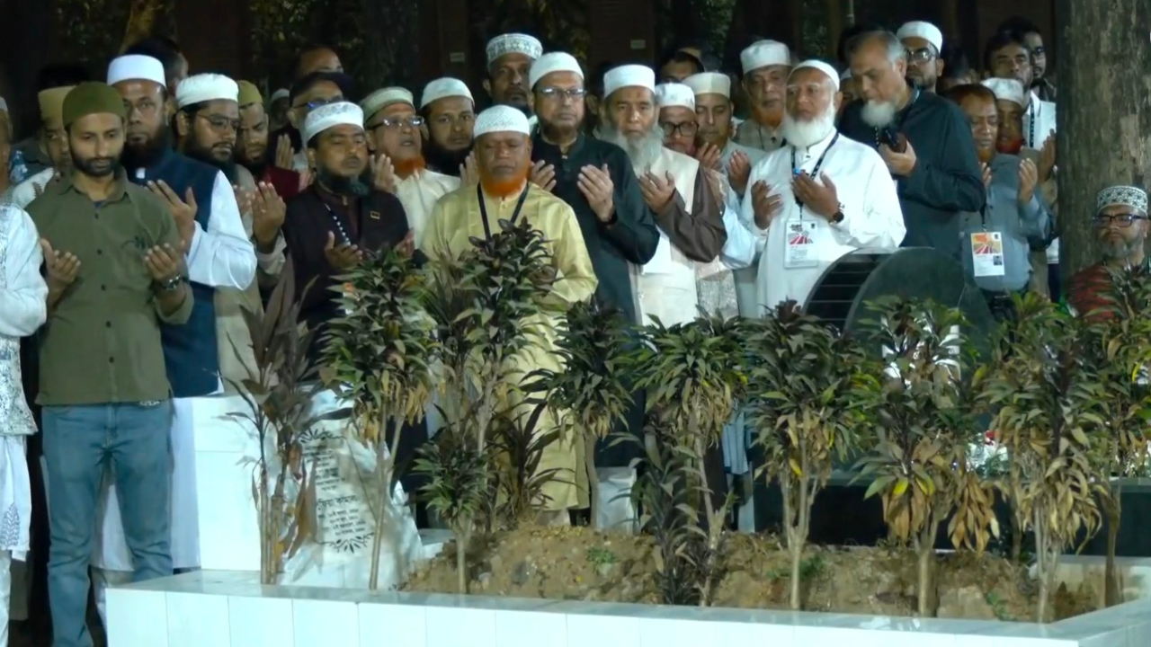 আজিমপুর কবরস্থানে ভাষা শহীদদের কবর জিয়ারত করে দোয়া জামায়াতের