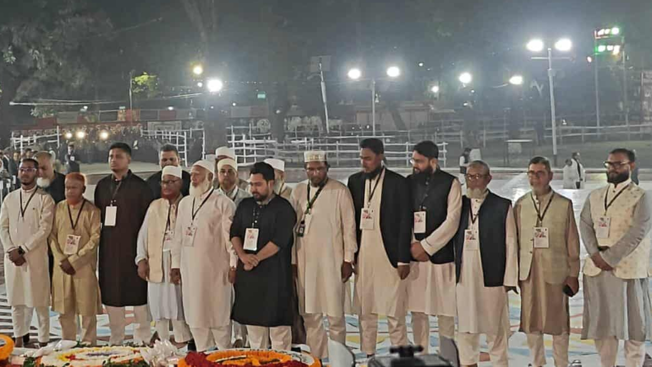 প্রথমবার শহীদ মিনারে ফুল দিল জামায়াত, দোয়া করলেন নেতারা