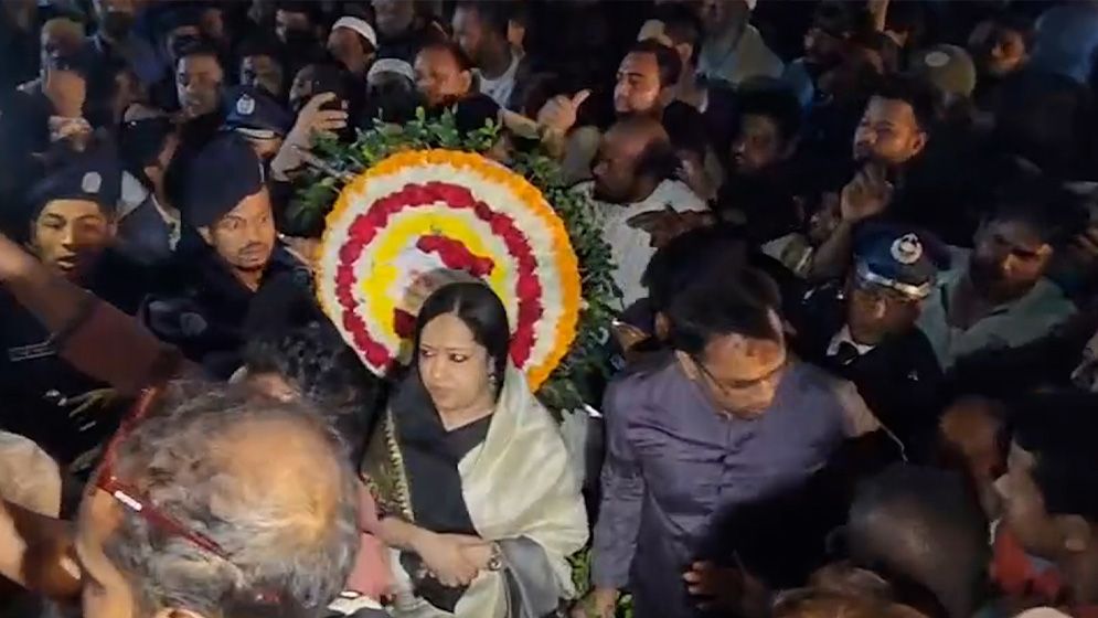 শহীদ মিনারে ফুল দিতে গিয়ে বিএনপি নেতাকর্মীদের বাধার মুখে রুমিন ফারহানা