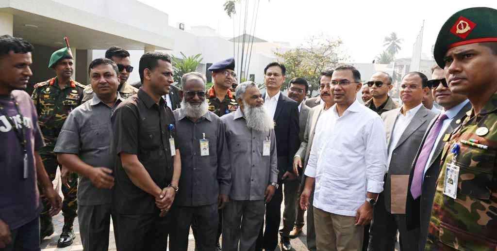 প্রধানমন্ত্রীর কার্যালয়ে পুরনো কর্মচারীদের সাথে কথোপকথন
