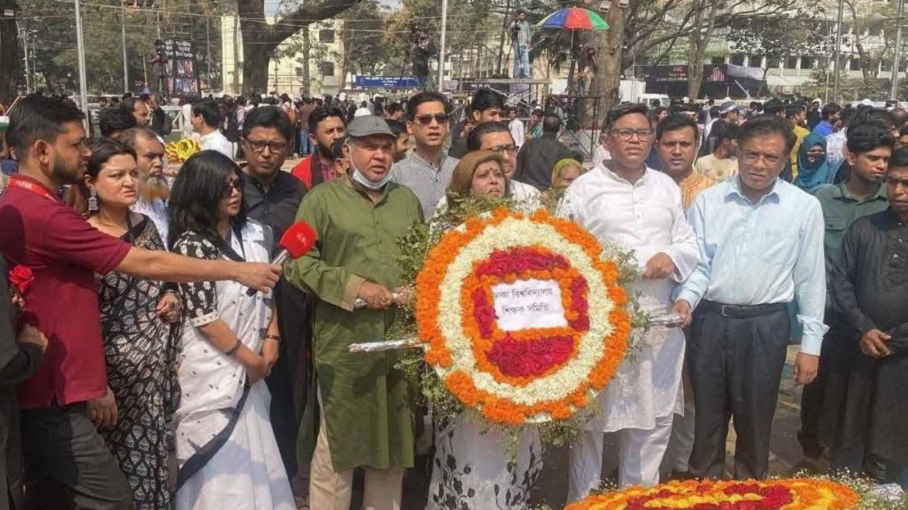 শহীদ মিনারে শিক্ষক সমিতির শ্রদ্ধা নিয়ে ঢাবি সাদা দলের প্রতিবাদ