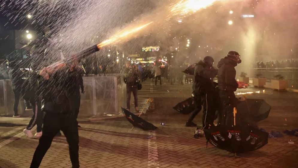 আলবেনিয়ায় বিক্ষোভে পুলিশ-বিক্ষোভকারীর সংঘর্ষ, গ্রেপ্তার ৩০