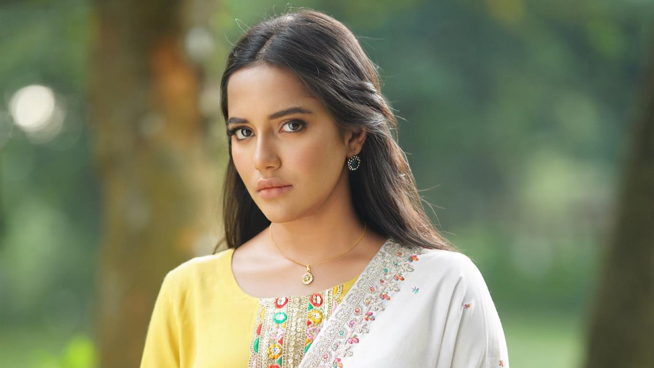 বিদেশে ইফতারে দেশের প্রতি টান প্রকাশ করলেন অভিনেত্রী মাহি