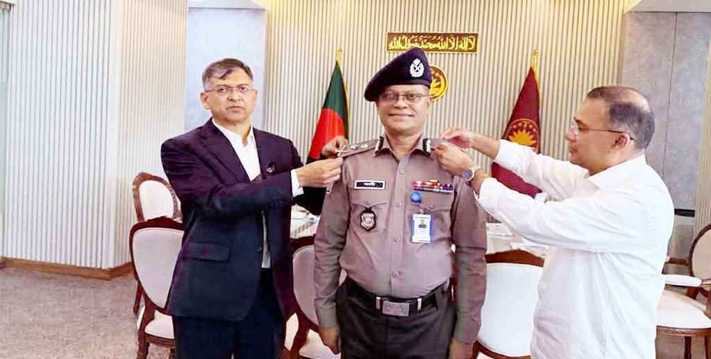 নতুন আইজিপিকে র‍্যাংক ব্যাজ পরিয়ে দিলেন প্রধানমন্ত্রী ও স্বরাষ্ট মন্ত্রী