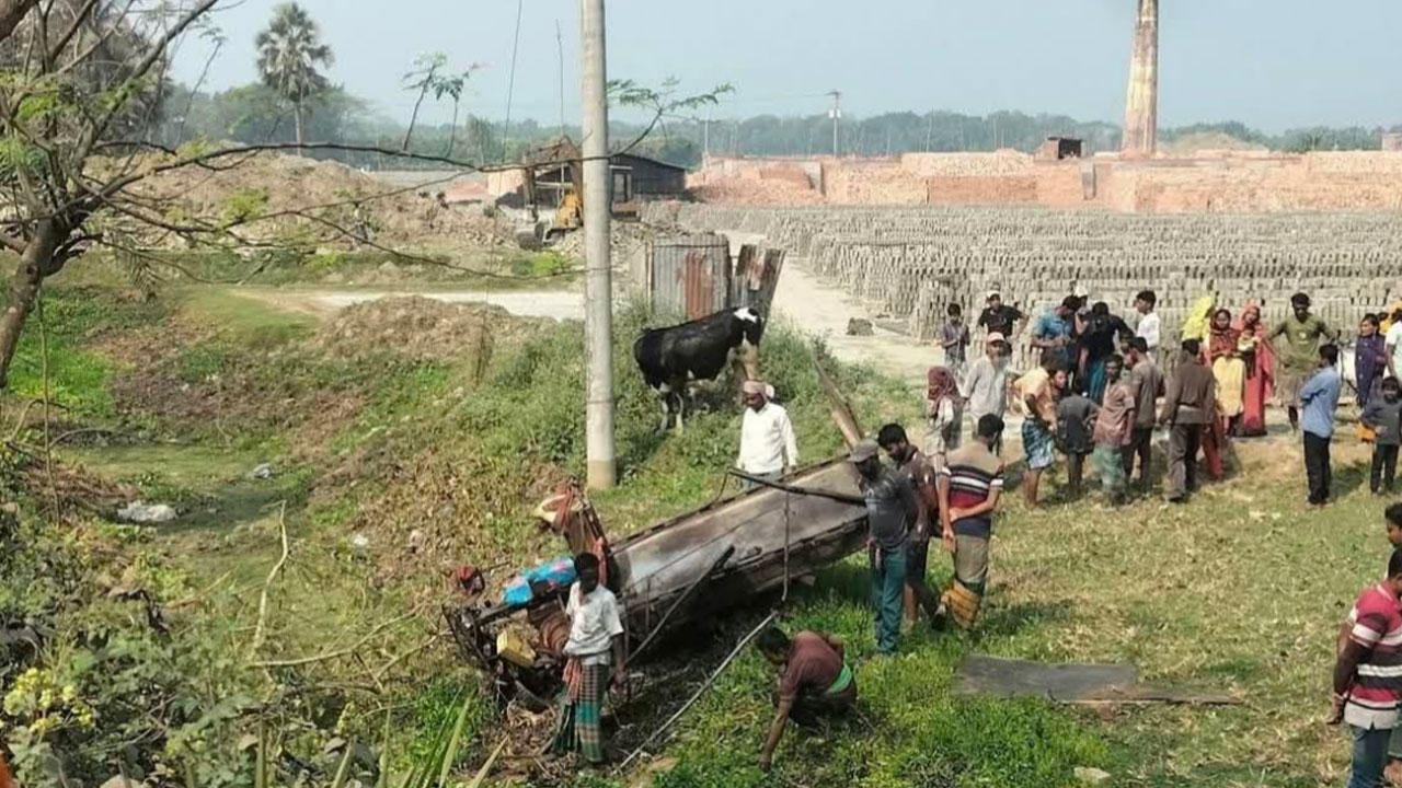 সাতক্ষীরায় গরুবোঝাই ভ্যান খাদে পড়ে নিহত ২