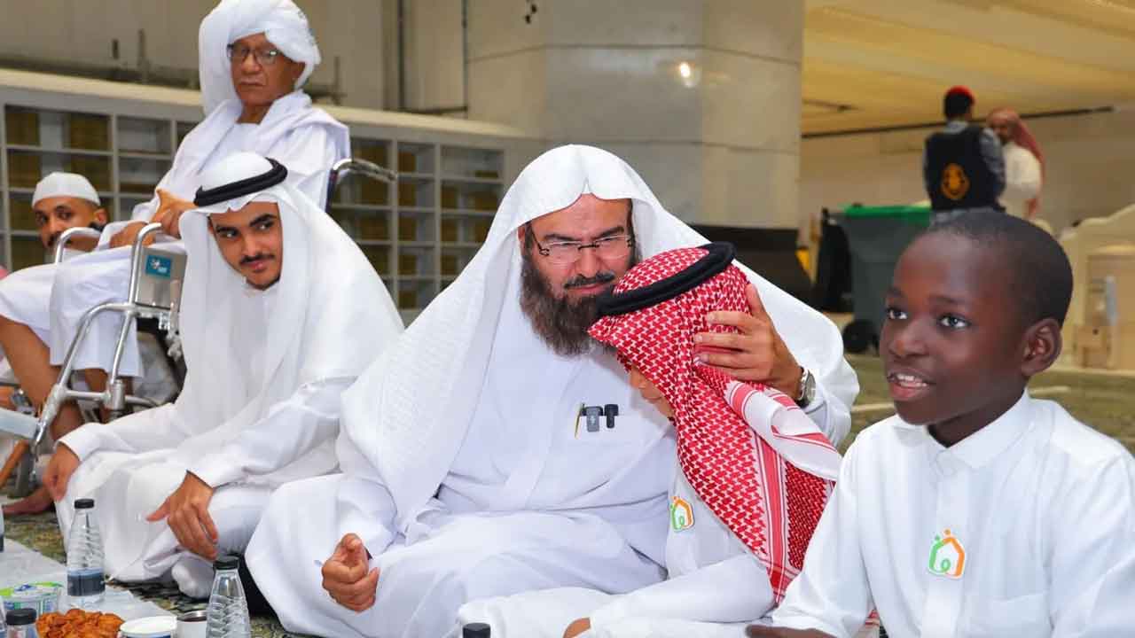 শায়খ সুদাইসের ইফতার: মসজিদুল হারামে এতিমদের সঙ্গে মানবিকতা