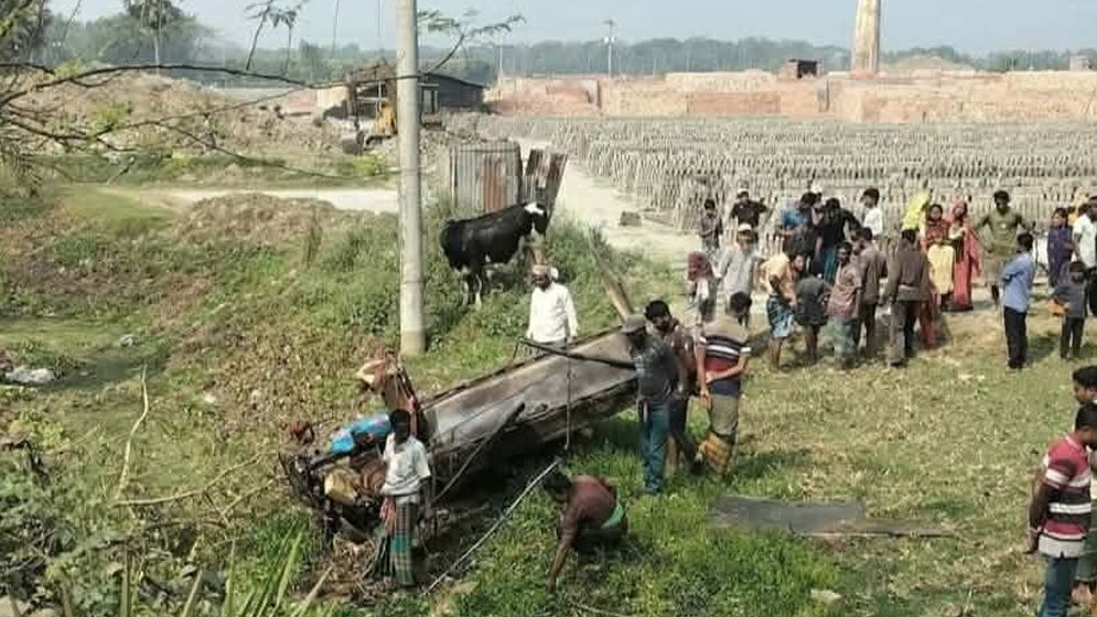 সাতক্ষীরায় নছিমন উল্টে দুই গরু ব্যবসায়ী নিহত