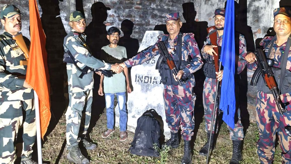 হিলি সীমান্তে যুবককে ফেরত দিল বিএসএফ