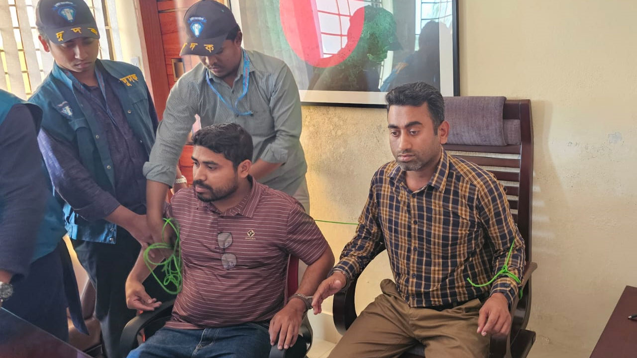 ফেনীতে ঘুষসহ প্রকল্প বাস্তবায়ন কর্মকর্তা আটক