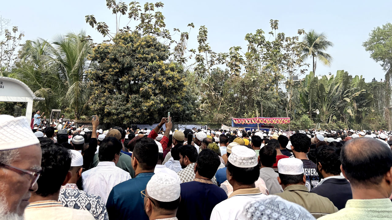 জয়নুল আবদিন ফারুকের স্ত্রীর জানাজায় হাজারো মানুষের উপস্থিতি