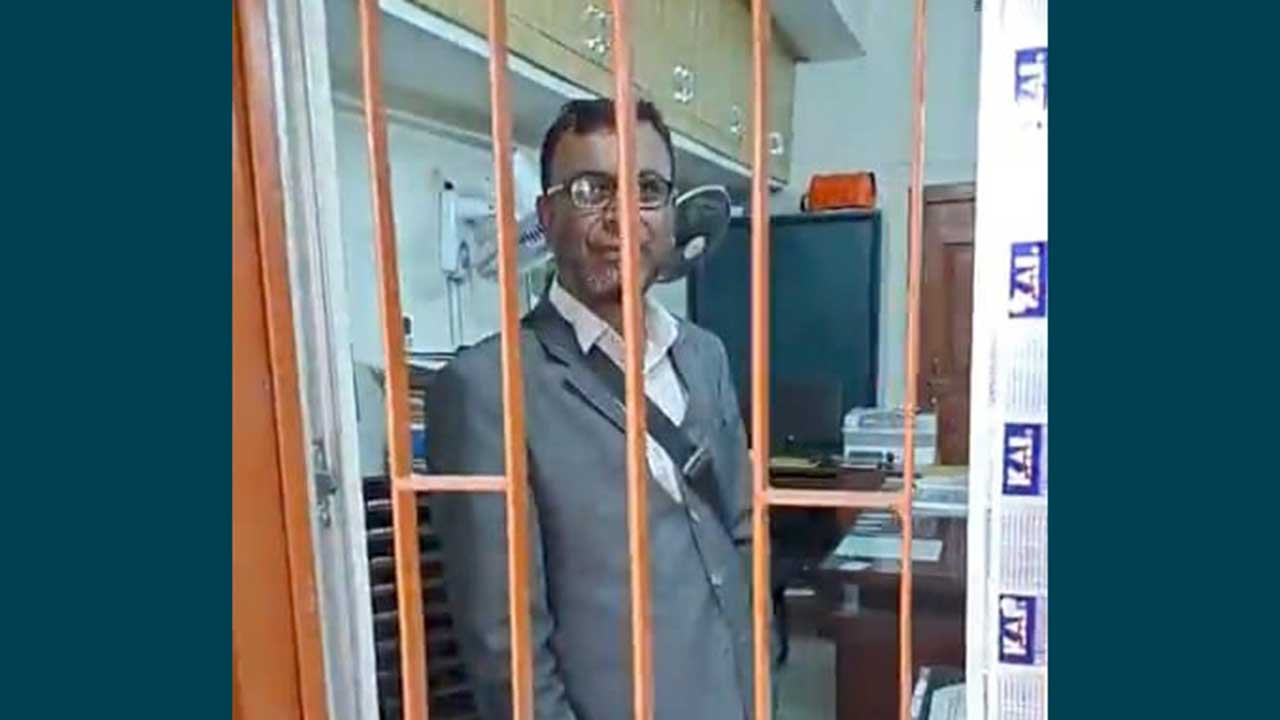 সাতক্ষীরায় এলজিইডি অফিসে ঠিকাদারকে আটকে রাখার অভিযোগ