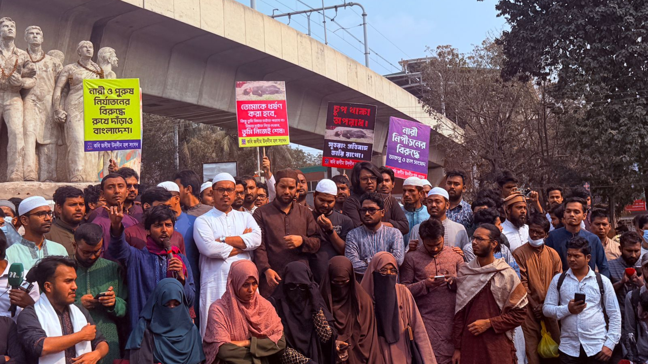 ঢাবিতে ডাকসুর বিক্ষোভ, ধর্ষণ ও সহিংসতার বিচার দাবি