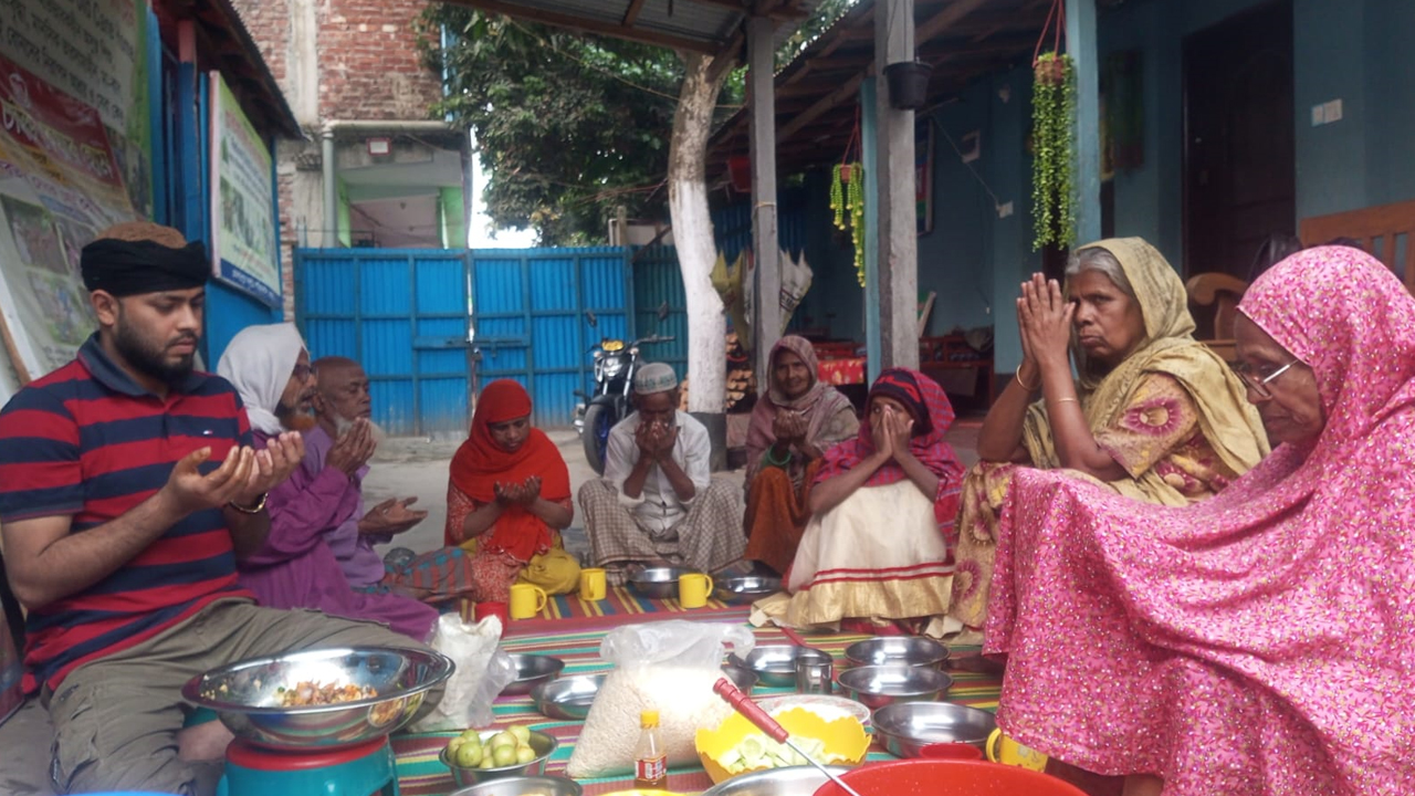 বৃদ্ধাশ্রমে সন্তানদের অভাব, ইফতার আসে নিয়মিত