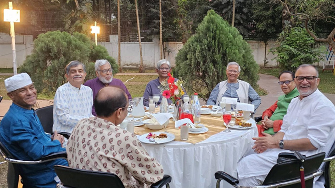 ড. ফাওজুল কবিরের বাসায় সাবেক উপদেষ্টাদের ইফতার