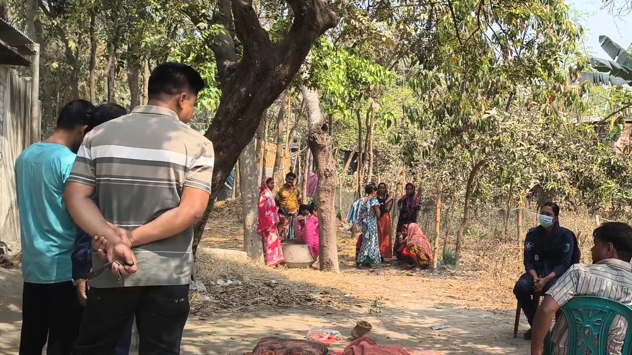 নওগাঁয় গৃহবধূকে পিটিয়ে হত্যার অভিযোগে স্বামী আটক