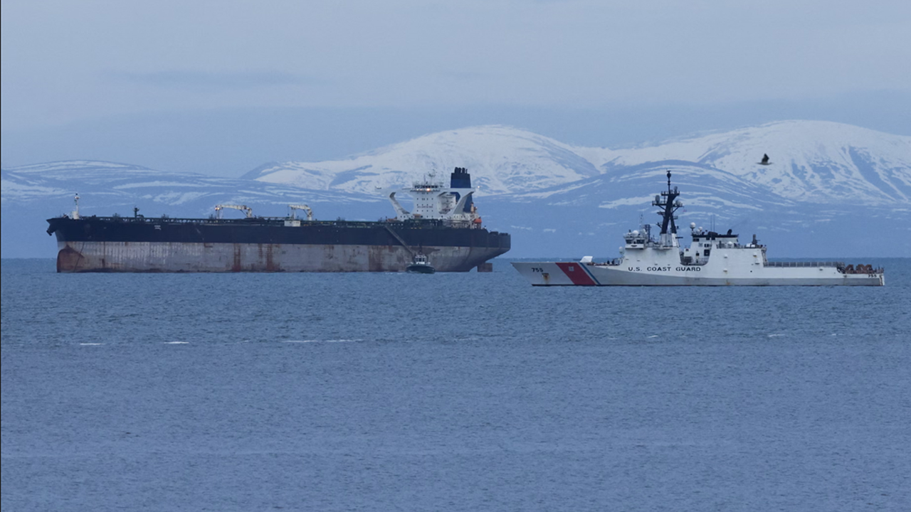 ওমান উপকূলে তেল ট্যাংকারে হামলা, ৪ আহত