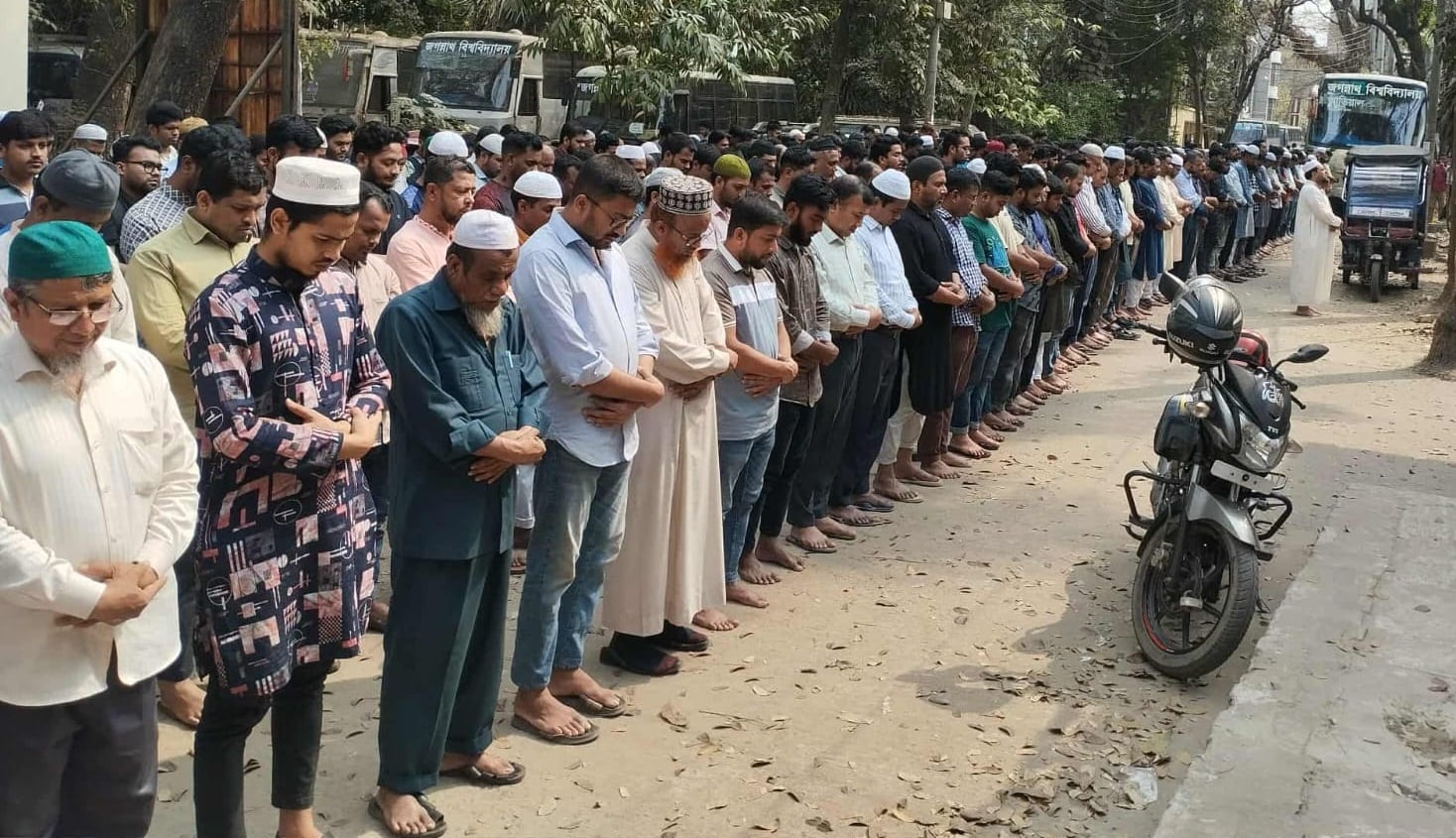 জবিতে আলী খামেনির গায়েবানা জানাযা সম্পন্ন