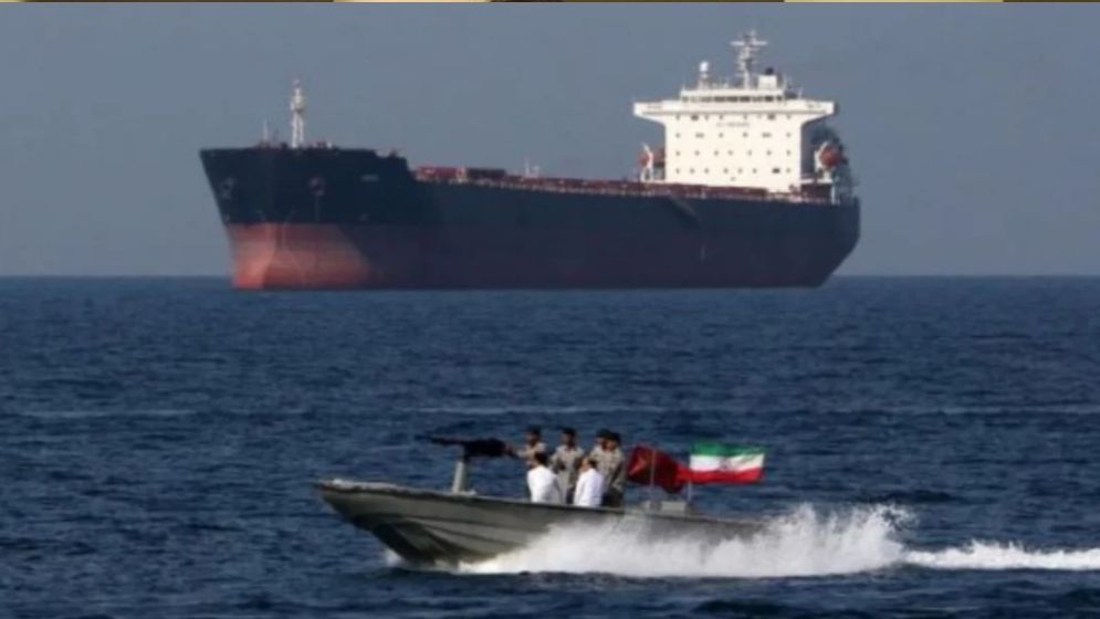 হরমুজ প্রণালী বন্ধ, জাহাজে আগুন দেওয়ার হুমকি ইরানের
