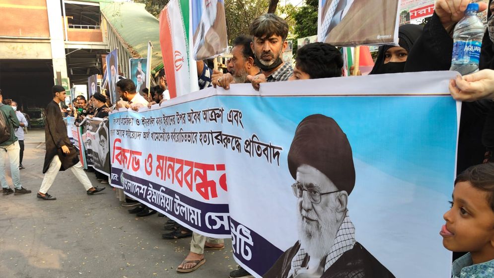 ঢাকায় ইরানে যুক্তরাষ্ট্র-ইসরাইলের হামলার প্রতিবাদে বিক্ষোভ