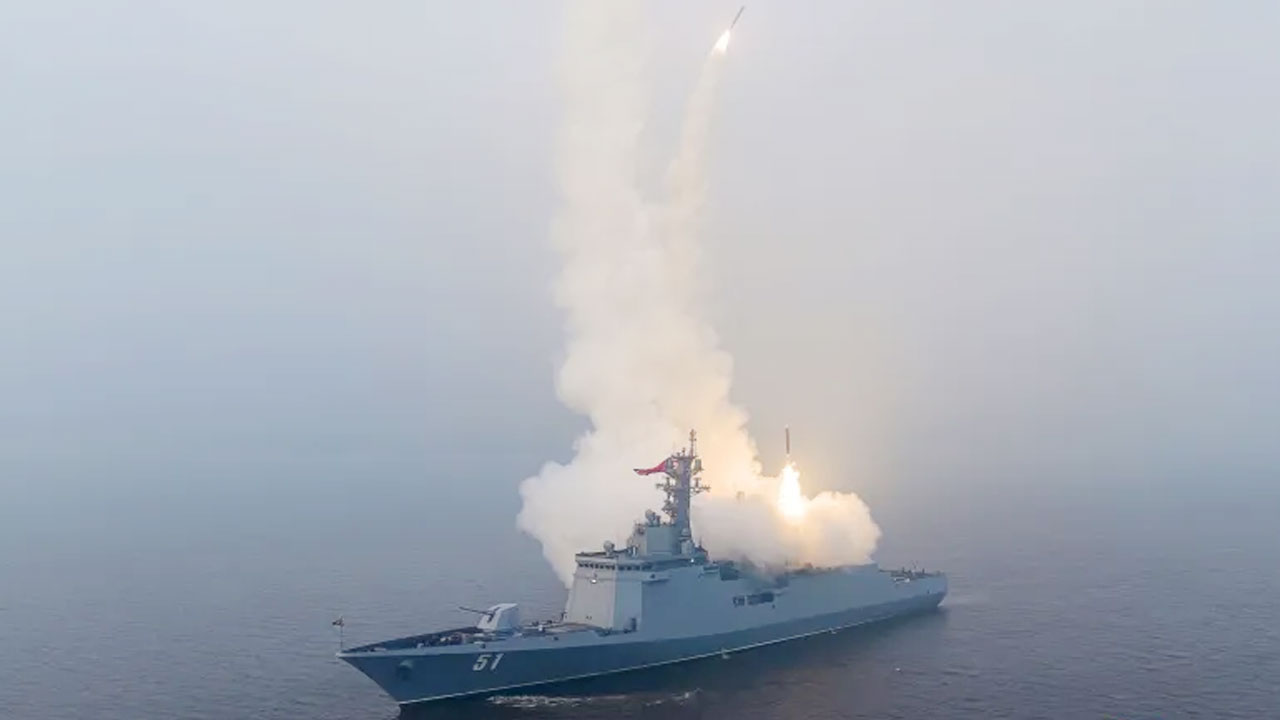 নতুন ডেস্ট্রয়ার জাহাজ থেকে ক্রুজ ক্ষেপণাস্ত্র ছুঁড়লেন কিম