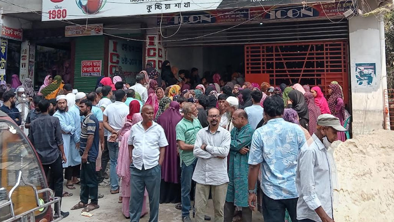 ইবি শিক্ষিকাকে হত্যার পর তার চার সন্তানের কান্না থামছে না