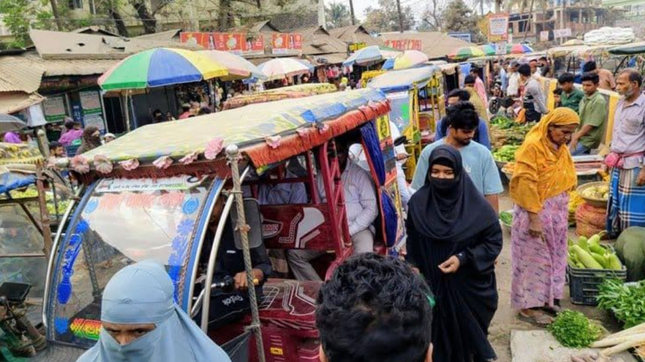 কুমিল্লায় ফুটপাত দখলমুক্ত করতে ব্যবসায়ীদের সরে না যাওয়ার ঘটনা