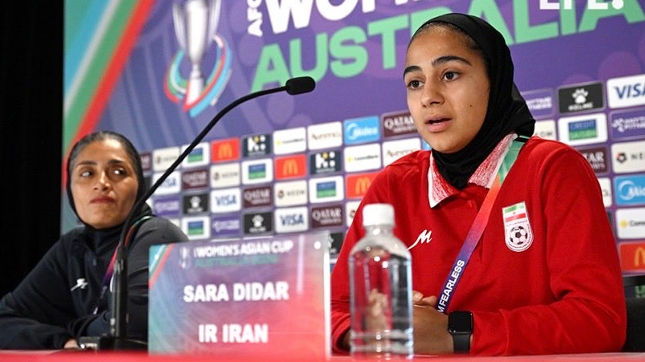 ইরানি ফুটবলারের আবেগময় সংবাদ সম্মেলন দেশের সঙ্গে যোগাযোগ বিচ্ছিন্ন রয়েছেন, সুখবরের অপেক্ষা