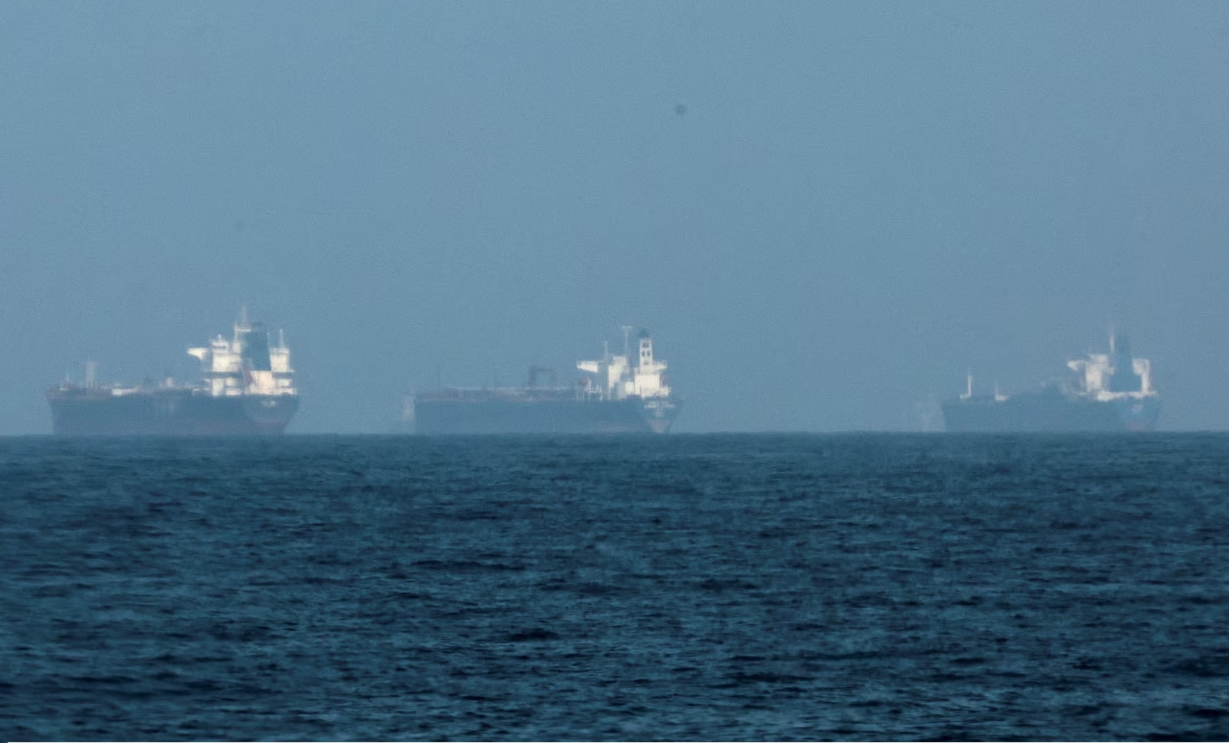 উপসাগরীয় অঞ্চলে আটকা ৩৫ হাজার নাবিক ও যাত্রী