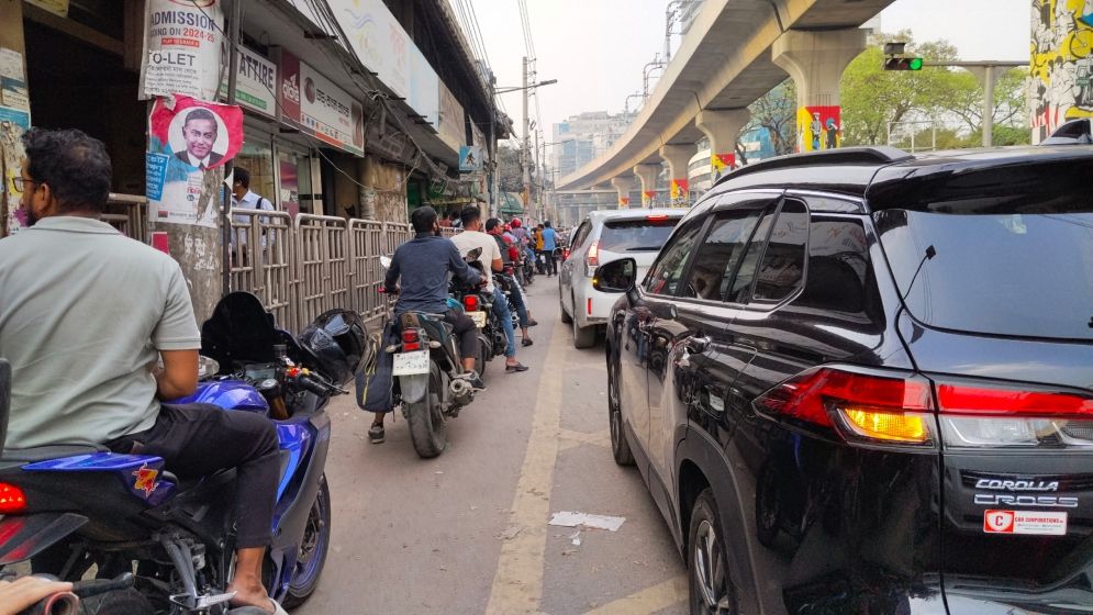 রাজধানীতে তেল সংগ্রহের হিড়িক, পাম্পে পাম্পে দীর্ঘ সারি