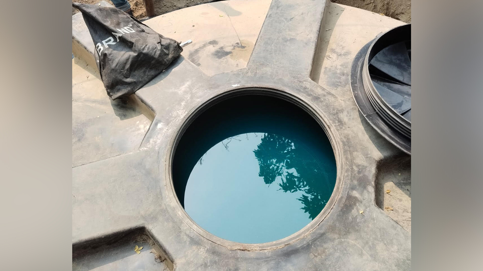 নাটোরে পানির ট্যাংকে ১০ হাজার লিটার জ্বালানি তেল মজুত, ব্যবসায়ীকে