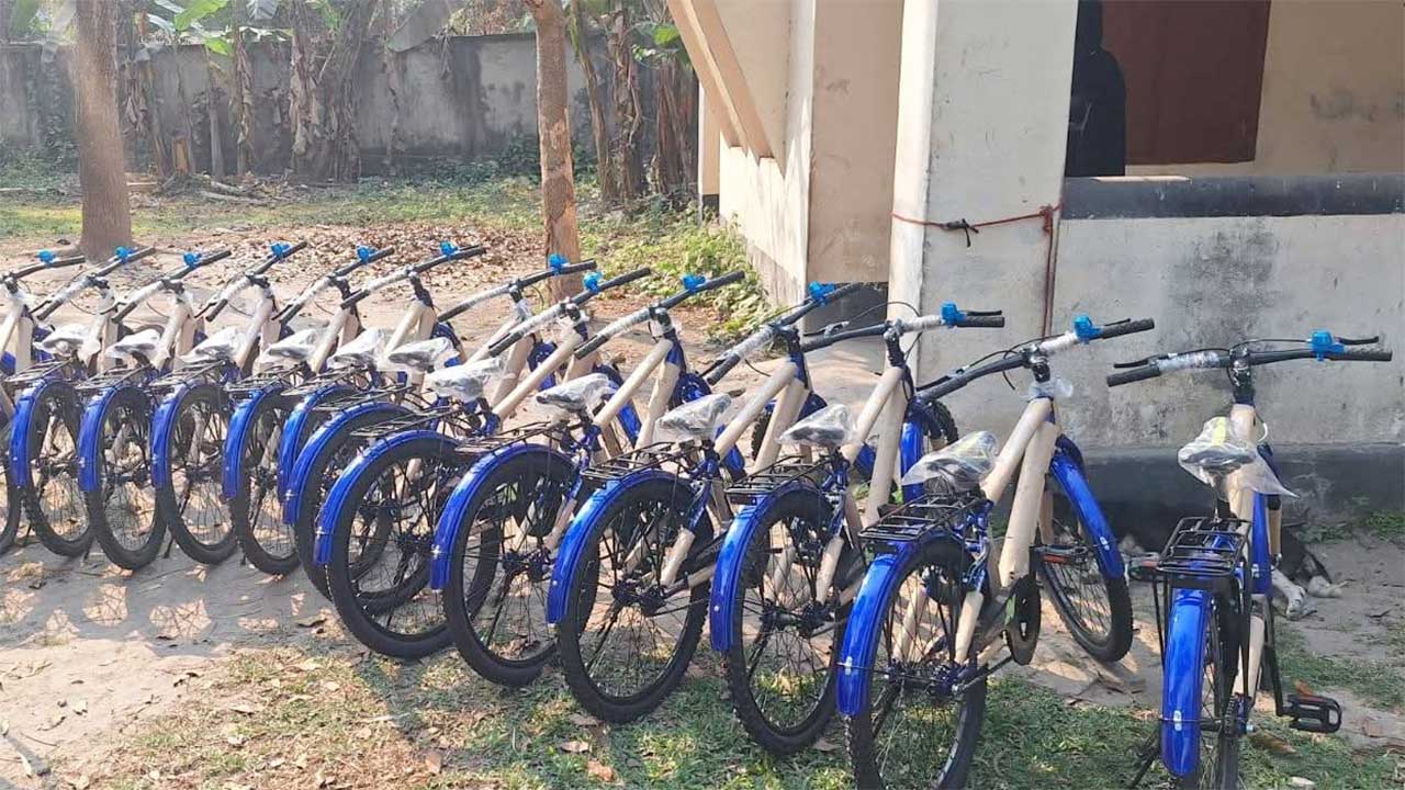 টানা ৪০ দিন জামাতে নামাজ আদায় করে বাইসাইকেল পেল ১৪ শিশু