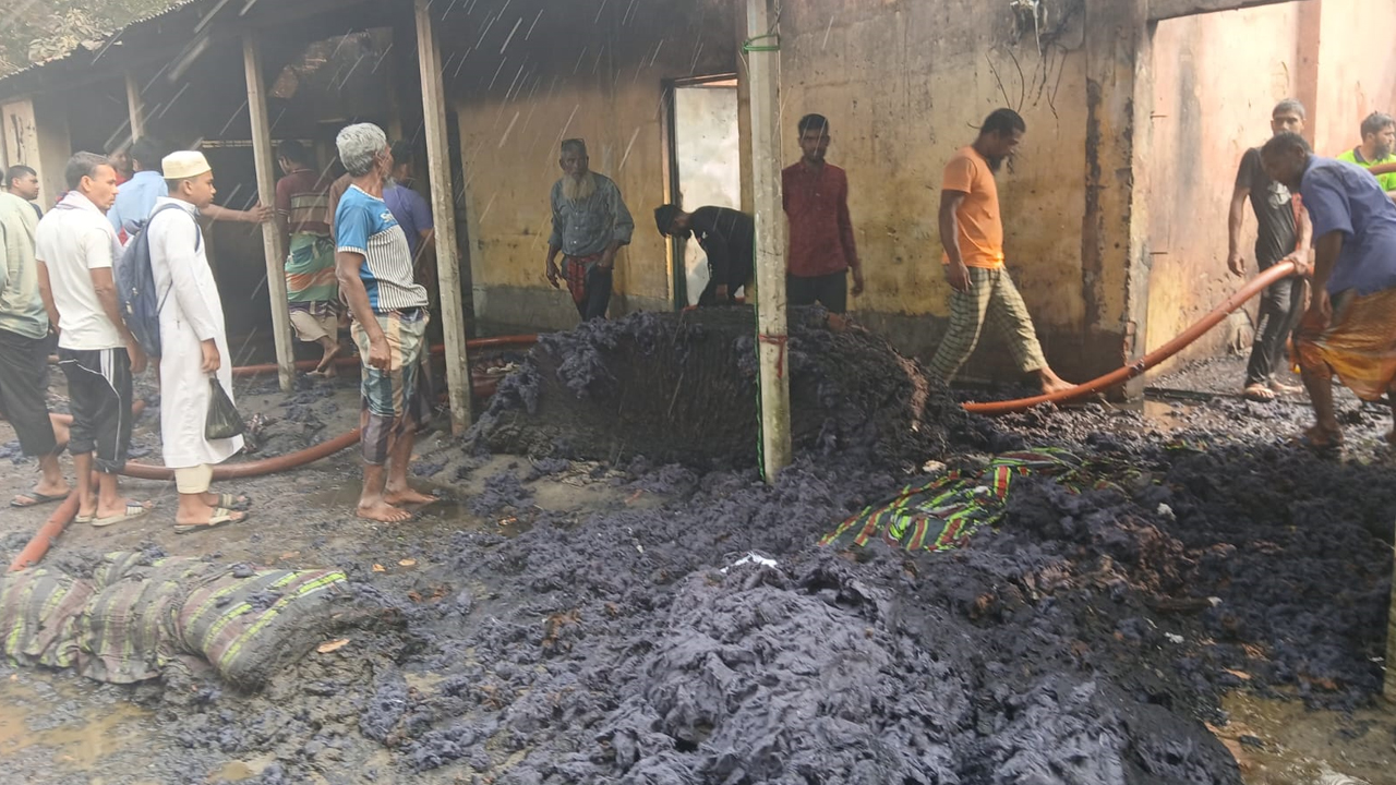 নীলফামারীতে আগুনে পুড়ল তুলার গোডাউনসহ বাড়ি