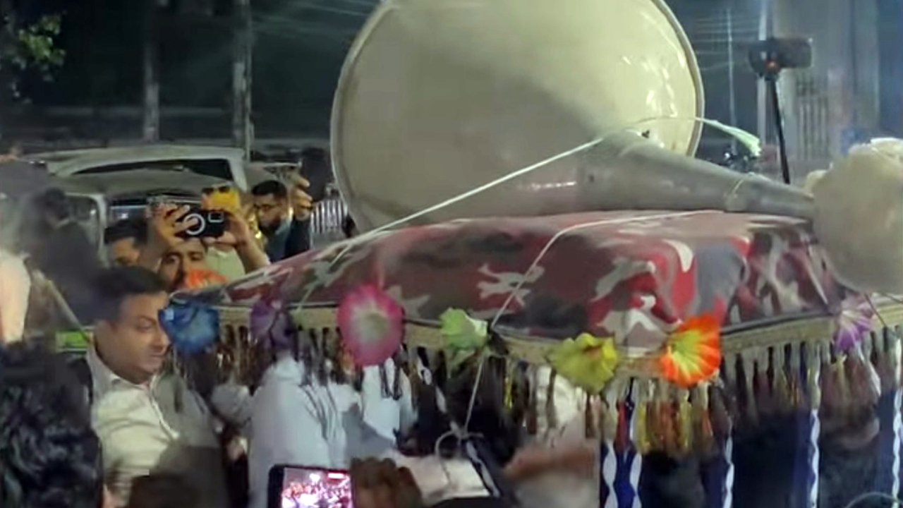 শাহবাগে উত্তেজনা, শেখ মুজিবের ভাষণ বাজানোয় আটক ২