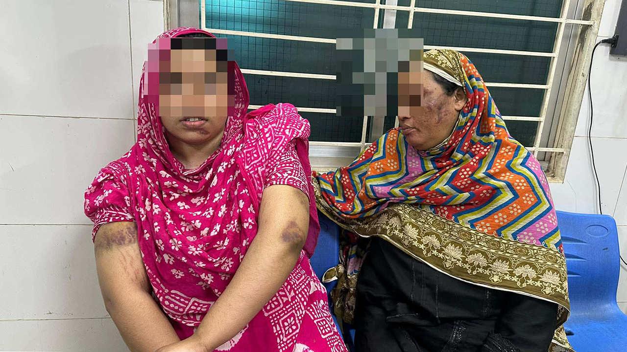 ঘুষের টাকা ফেরত চাওয়ায় কারাদণ্ডের পর মুক্তি পেল মা-মেয়ে