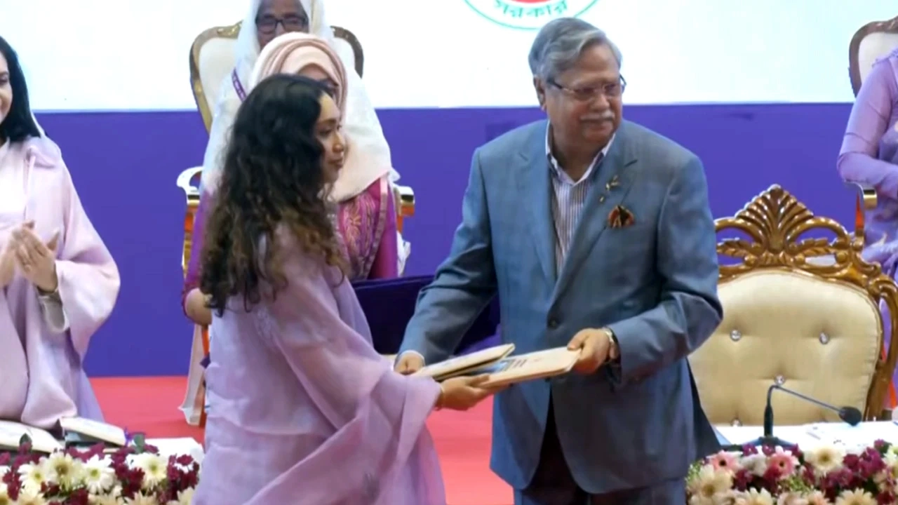 জাইমা রহমানের হাতে খালেদা জিয়ার মরণোত্তর পুরস্কার