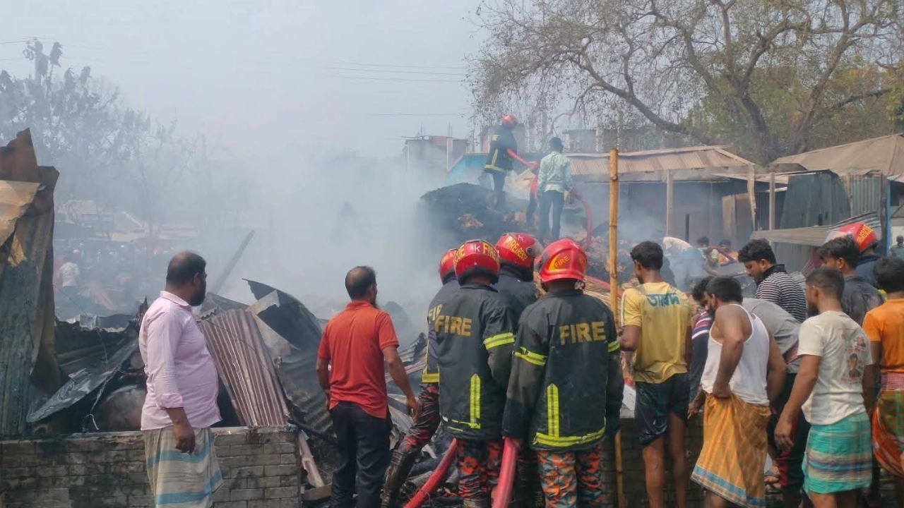 বালিয়াকান্দিতে অগ্নিকাণ্ডে ২১ দোকান পুড়ে গেছে