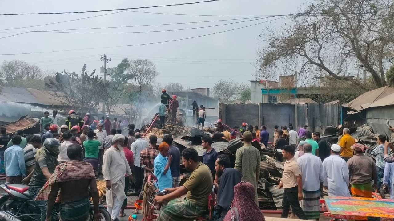 রাজবাড়ীতে পাটের গোডাউনে আগুন, ৩ ফায়ার ফাইটার আহত