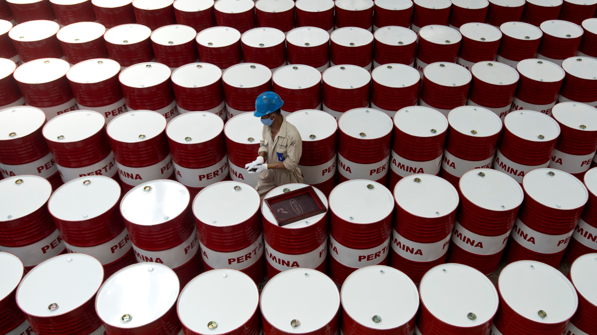 ইরান যুদ্ধের প্রভাবে তেলের দাম ২০২২ সালের পর সর্বোচ্চ