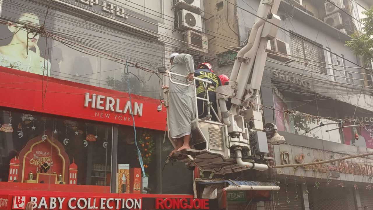 মিরপুরে বাণিজ্যিক ভবনে আগুন, হাসপাতালে দুজনের মৃত্যু