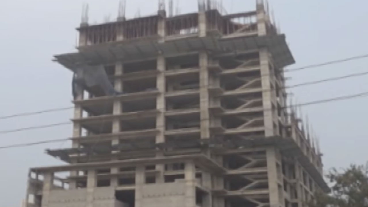 খুলনায় নির্মাণাধীন হাসপাতাল থেকে পড়ে মিস্ত্রির মৃত্যু