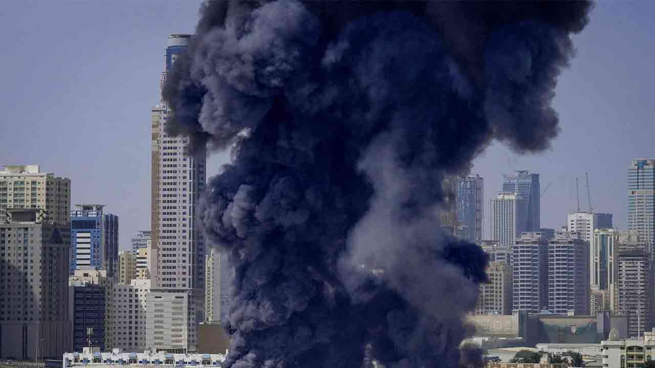 ইরানের ড্রোন হামলায় আবু ধাবির শিল্প নগরীতে অগ্নিকাণ্ড