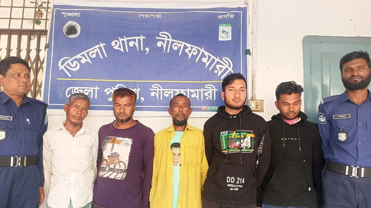 তিস্তা নদী থেকে অবৈধ পাথর উত্তোলনে ৫ জন গ্রেপ্তার