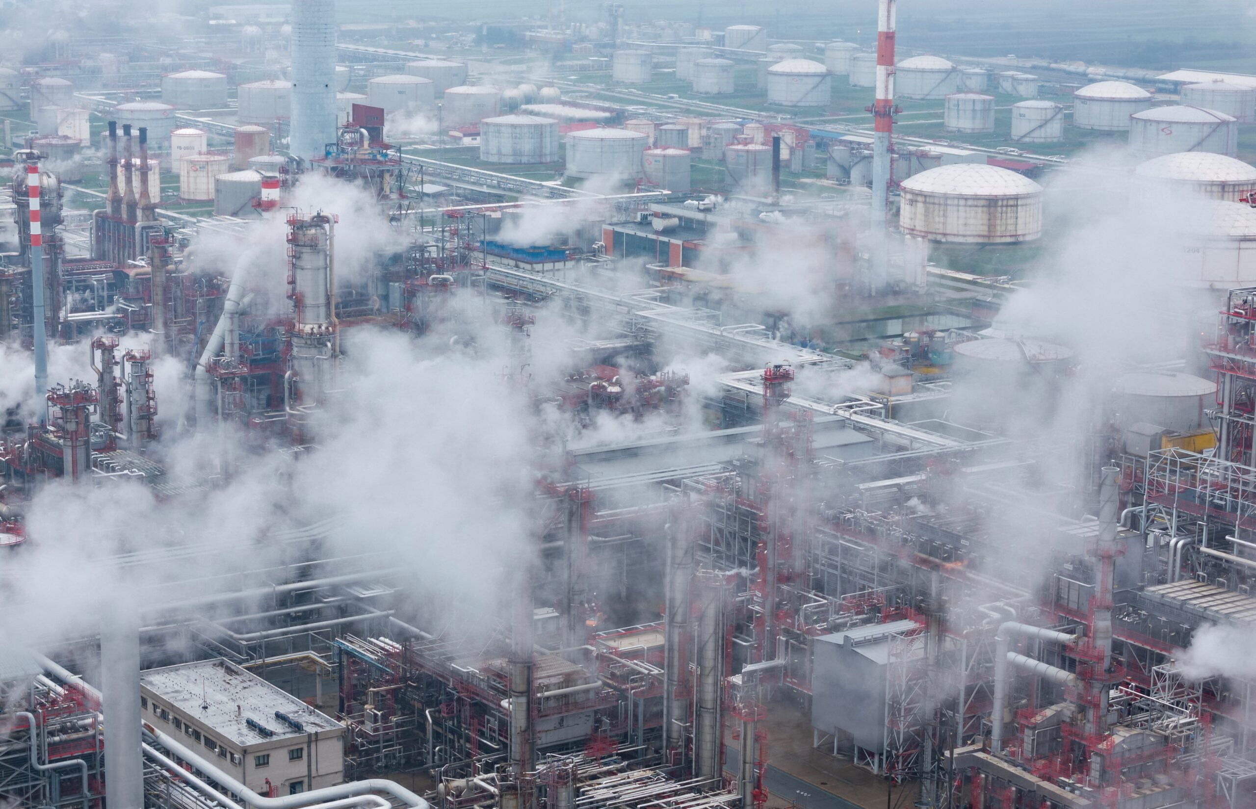 হামলার আশঙ্কায় আমিরাতে তেল শোধনাগার বন্ধ