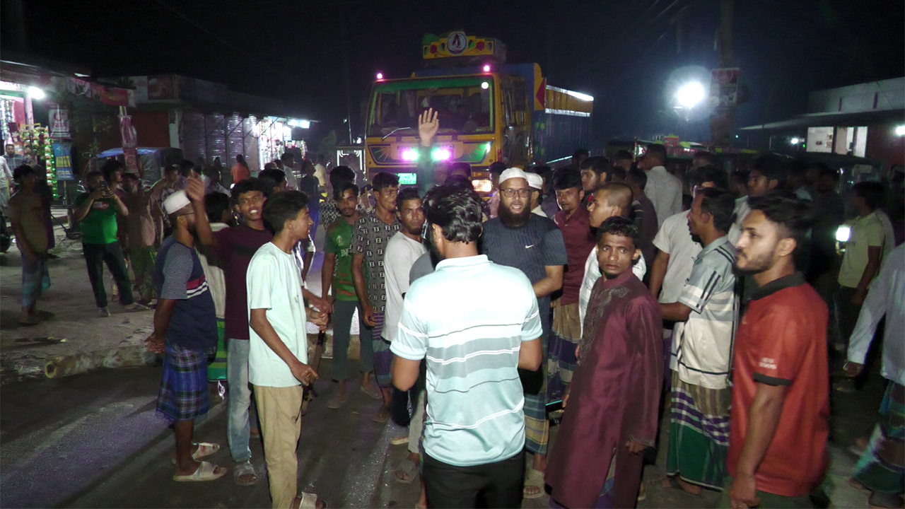 ভোলায় ট্রাকচাপায় পথচারী নিহত, সড়ক অবরোধের ঘটনায় বিক্ষোভ