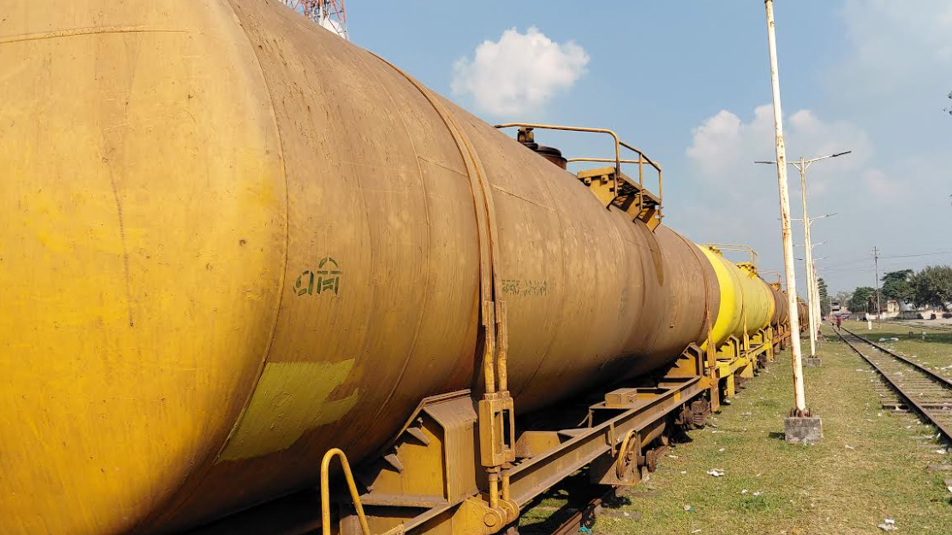 ভারত থেকে ২ দিনে ৫ হাজার টন ডিজেল এসেছে