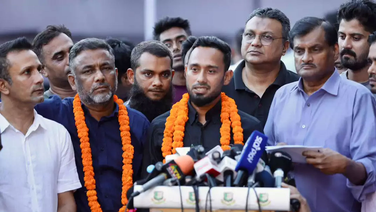 ক্রীড়া প্রতিমন্ত্রীর সঙ্গে দেখা করে যা বলেছেন মিঠুন