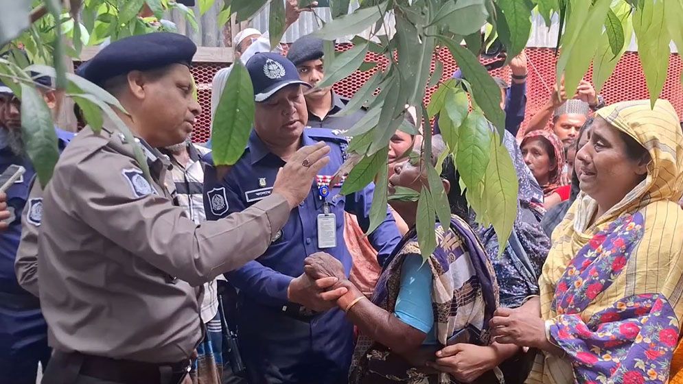 মাদারীপুরে ব্যবসায়ীর হত্যার পর ৩০ ঘরে অগ্নিসংযোগ